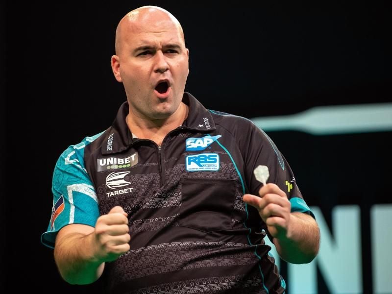 Gerade noch geschafft: Rob Cross stand mit Michael Smith bei der Team-WM gegen Außenseiter Philippinen vor einer Pleite. Foto: Swen Pförtner/dpa
