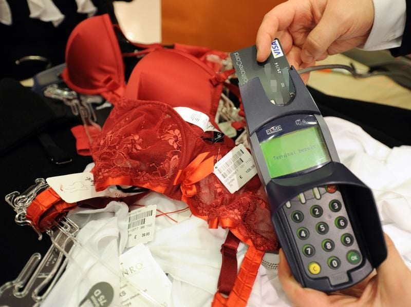 Bezahlen mit Kreditkarte: Viele Deutsche setzen weiterhin lieber auf Bargeld.