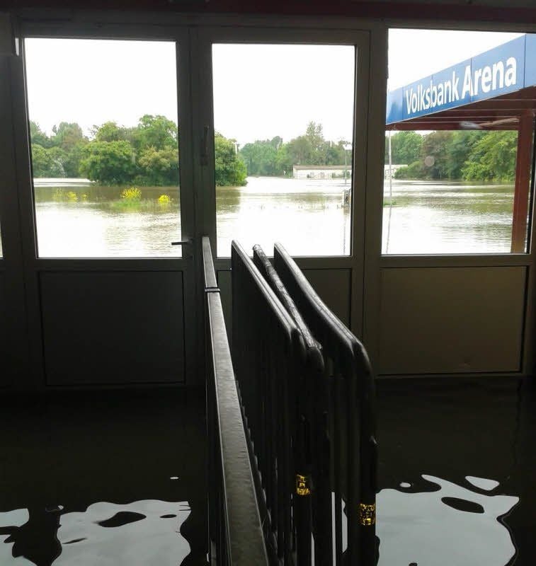 Wasser so weit das Auge reicht: Das Foyer der Volksbank Arena ist knietief überflutet.