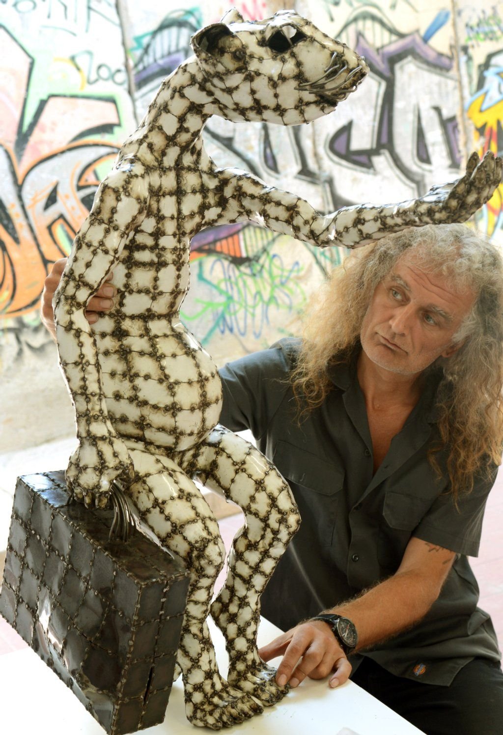 Der Wiener Künstler und Kurator Martin Reiter in einer Ausstellung in der neuen Galerie "Sansvoix" in Leipzig.