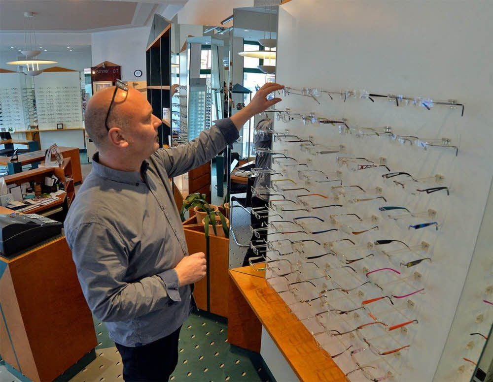 750 bis 800 verschiedene Brillenmodelle befinden sich im Lager des Aschersleber Optikers Rene Waltherr.