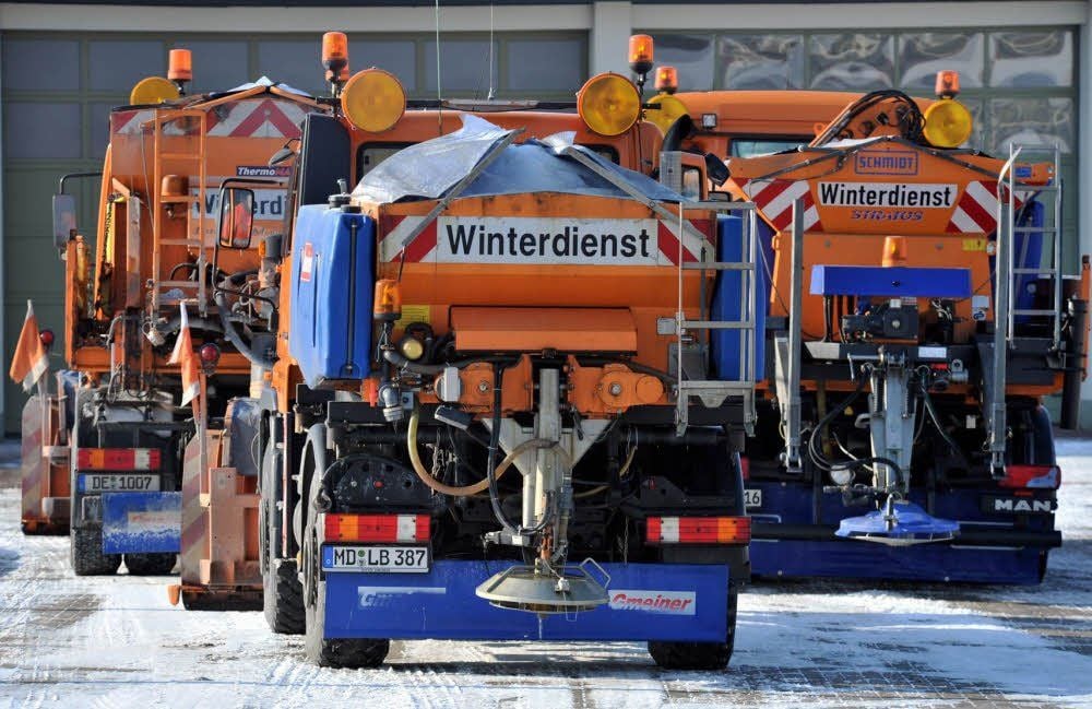 Auch nach dem erneuten Schnee ab der Nacht zum Karfreitag wieder im Einsatz: die Räum- und Streufahrzeuge des Winterdienstes.
