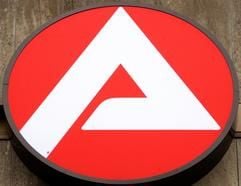 Das neue Logo der Bundesagentur für Arbeit (BA) ist am Montag (09.05.2005) in Nürnberg an der Fassade der BA zu sehen. Die Kosten für die Entwicklung des Logos beliefen sich nach Angaben der BA auf rund 100 000 Euro. (Foto: dpa)
