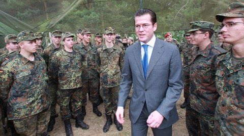 Der Verteidigungsminister Karl-Theodor zu Guttenberg (CSU) besucht am 27.07.2010 im Rahmen seiner Sommerreise das Bundeswehr-Logistikregiment in der Clausewitz-Kaserne in Burg (Kreis Jerichower Land). (FOTO: DPA)