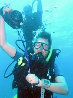 Bleibende Erinnerung: Unterwassergehäuse erweitern das Einsatzspektrum von Digitalkameras. Der Taucher hält eine Leica Digilux 2 in einem Gehäuse von Hugyfot in der Hand. Aufgenommen wurde das Foto mit einer Camedia C-8080 Wide Zoom von Olympus ohne Aufsteckblitz. (Foto: dpa)