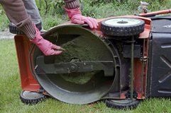 Auch bei elektrischen Geräten ist Sauberkeit gefragt: Wird der Rasenmäher nach dem Gebrauch von Schmutz und Feuchtigkeit befreit, geht er nicht so schnell kaputt. (Foto: dpa)