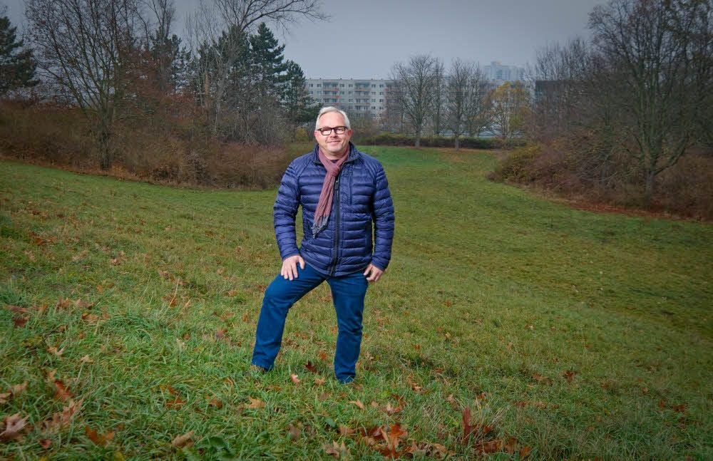 Olaf Trübner, Vorsitzender des Reitsportvereins Halle (Saale), steht auf dem Gelände, das für die Reitanlage in Frage käme.