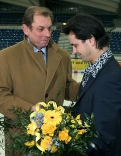 Der Vizepräsident der Deutschen Eislauf-Union (DEU), Johannes Wehr (l), begrüßt in der Eisporthalle Chemnitz den Trainer Ingo Steuer (Foto vom 29.01.2007). (Foto: dpa)