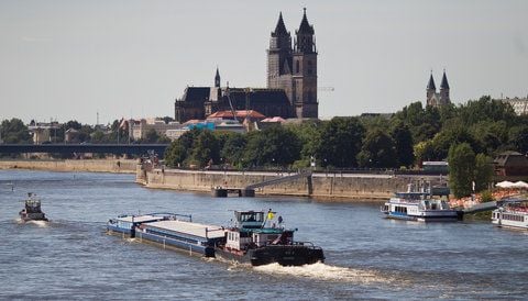 Das Symbolfoto zeigt ein Binnenschiff, dass in Magdeburg auf der Stadtstrecke der Elbe stromaufwärts gezogen wird. (ARCHIVFOTO: DPA)