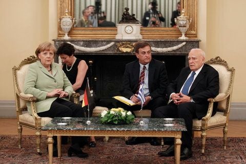 Der griechische Präsident Karolos Papoulias (r) mit Angela Merkel (l) während des Treffens in Athen. (FOTO: DPA)