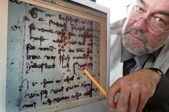 Professor Freimut Löser und eine Minnedichtung von Walther von der Vogelweide. (Foto: dpa)