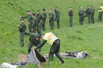 Polizisten suchen am Dienstag (14.04.09) auf einem Gelände in der Nähe des Fussballclubs in Eislingen nach Beweismitteln zur Aufklärung des Vierfachmords an einer Familie in Eislingen (Kreis Göppingen). (FOTO: DDP)