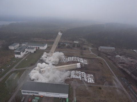 Sprengung zweier Schornsteine im Zschornewitzer Kraftwerk. (FOTO: RC-LUFTBILDER)