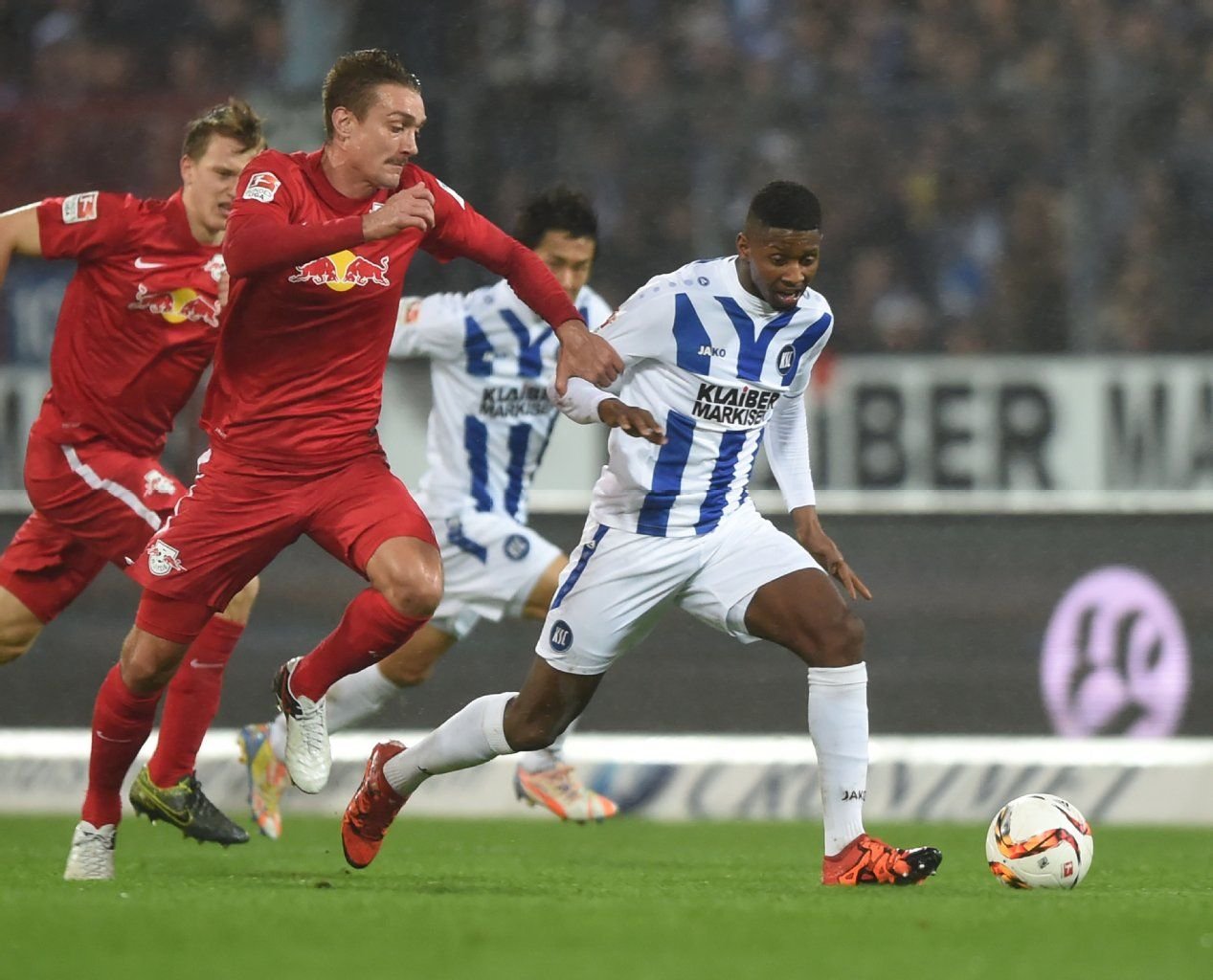 Der Karlsruher Boubacar Barry (r) und der Leipziger Stefan Ilsanker kämpfen um den Ball.