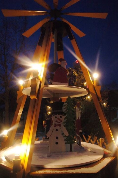 Das Archivfoto zeigt die Weihnachtspyramide in Plötzkau im Dezember 2009. (FOTO: SUSANNE THON)