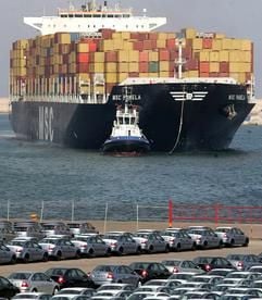 Die «MSC Pamela», das derzeit größte Containerschiff der Welt, läuft aus Singapur kommend in den Hafen von Valencia ein. Das Schiff gehört der Reederei Mediterranean Shipping Company (MSC) in Genf. (Foto: dpa)