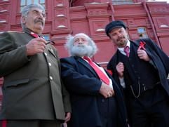 Die Doppelgänger von Stalin, Marx und Lenin warten am 27.07.2006 an der Kremlmauer in Moskau auf Kundschaft, die mit ihnen ein Schnappschus für's Familienalbum machen möchte. (Foto: dpa)