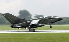 Ein Tornado des Aufklärungsgeschwaders 51 «Immelmann» landet auf dem Fliegerhorst Jagel bei Schleswig. (Foto: dpa)