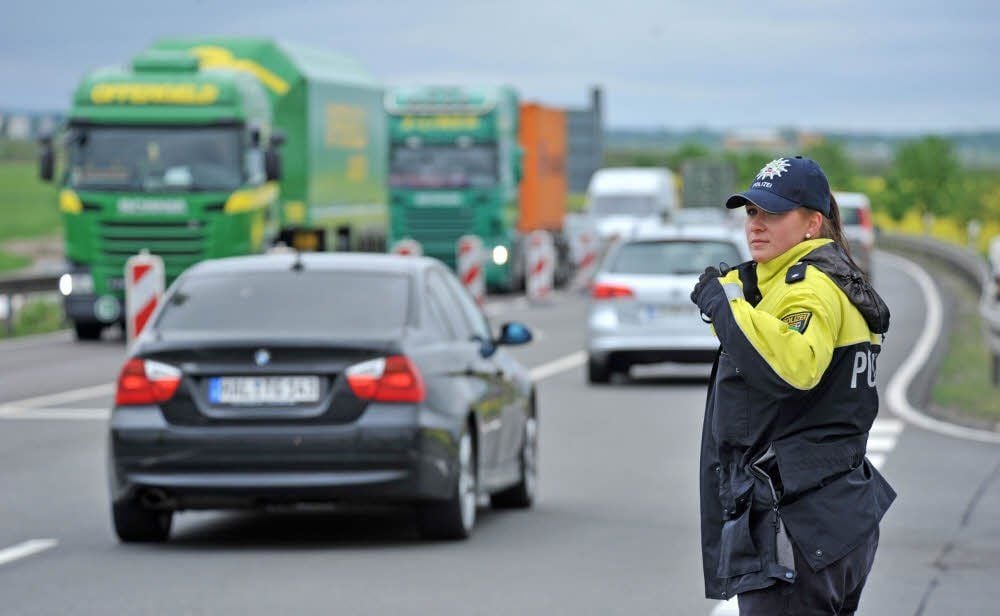 Polizeikommissarin Bianca Reinl regelt mit einem Kollegen den Verkehr an der AS Bitterfeld-Wolfen..