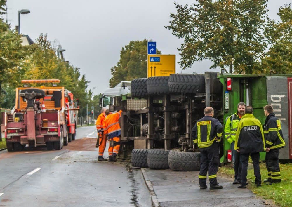 Beim Umkippen knickte der Anhänger auch einen Baum um.