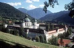 Unterkunft mit Aussicht und strengen Regeln - im Kloster Ettal beginnt der Tag auch für die Besucher um 5.15 Uhr mit dem ersten Gebet. (Foto: Benedictinerabtei Ettal/dpa/gms)