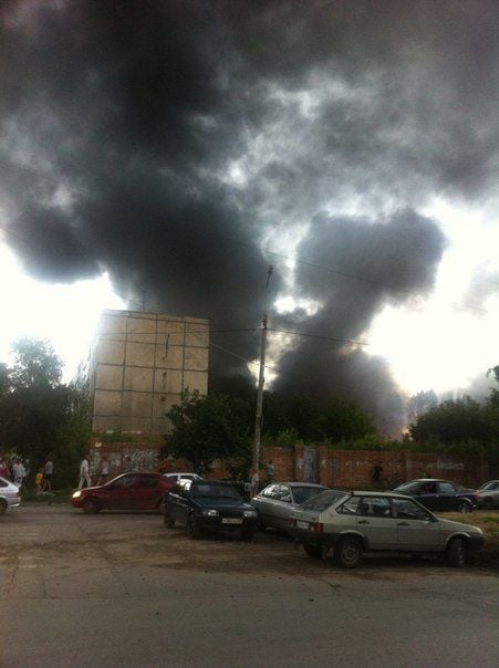 Eine riesige Rauchsäule steht nach der Explosion von Munition über der Stadt Tschapajewsk in Russland. Nach dem schweren Unfall hatten etwa 6.500 Bewohner ihre Häuser verlassen müssen.