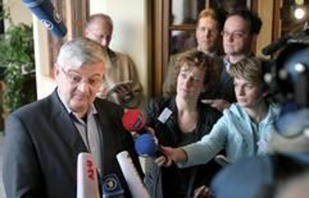 Umringt von Journalisten spricht der frühere Bundesaußenminister Joschka Fischer (l./Bündnis 90/Die Grünen) am Mittwoch (11. Januar 2006) am Rande der Klausurtagung der Bundestagsfraktion der Grünen in Wörlitz (Sachsen-Anhalt). (Foto: dpa)