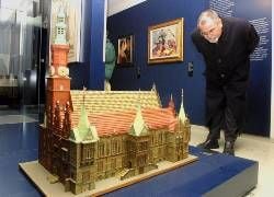 Das Schlesische Museum zu Görlitz ist am Samstag mit einem Festakt eröffnet worden. In der Ausstellung «Auf der Suche nach Schlesien» sind die wichtigsten Exponate der Sammlung im Haus zum Goldenen Baum am Görlitzer Untermarkt zu sehen. Alle Ausstellungsstücke werden in deutscher und polnischer Sprache erläutert. Zu sehen sind Kunsthandwerk aus fünf Jahrhunderten, Gemälde und Grafik, Dokumente und Gegenstände aus dem Alltagsleben.