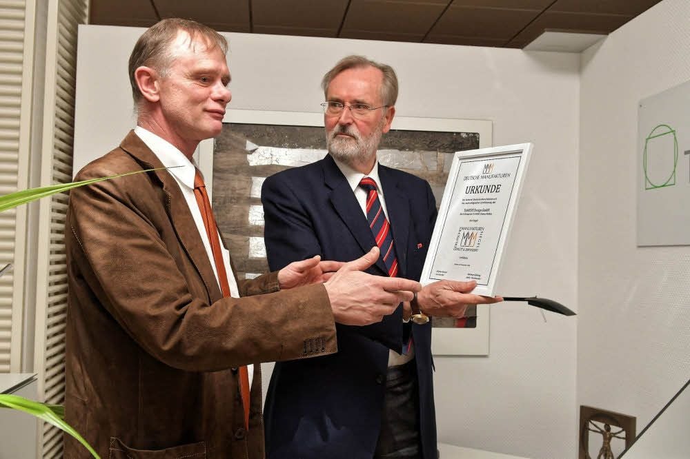 Joachim Frey, Geschäftsführer der Tamesis-Manufaktur, zusammen mit Reinhard Flötotto (r.). Beide sind stolz auf die Urkunde des Verbandes Deutscher Manufakturen und beide haben zusammen noch viel vor.