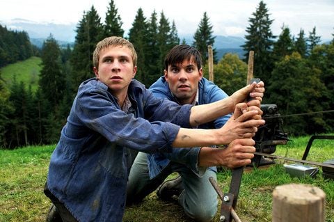 Der Verdingbub Max (Max Hubacher, l) und Jacob Bösiger (Max Simonischek)gemeinsam bei der Arbeit. (FOTO: DPA)