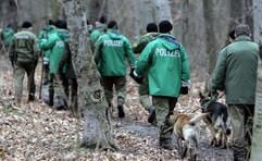 Bereitschaftspolizisten mit Spürhunden durchsuchen am Montag im Leipziger Stadtteil Lindenthal ein Waldstück. (Foto: dpa)
