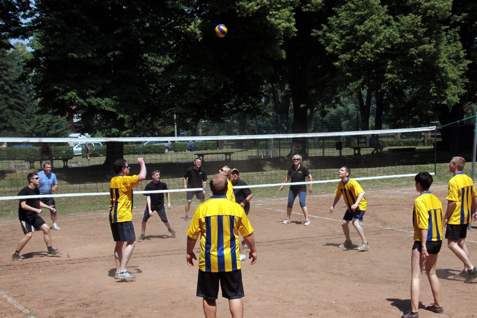 Acht Mannschaften hatten sich für das Volleyballturnier gemeldet. Hier wetteifern die Freizeitsportler des Hohenmölsener Vereins Drei Türme gegen Sportler aus Schweßwitz.
