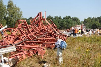 Schaulustige betrachten am Donnerstag die Reste des ehemaligen 324 Meter hohen Funkturm Gartow 1 in Gartow / Höhbeck (Landkreis Lüchow-Dannenberg) nach der Sprengung. Zu Zeiten des Kalten Krieges war der Sendemast einer der wenigen Funkbrücken zwischen dem Westteil Berlins und Westdeutschland. (FOTO: DPA)