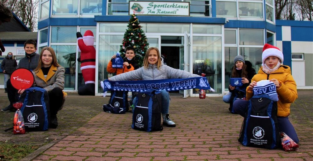 In der Adventszeit überrascht der Köthener Sportverein seine Jugend mit kleinen oder größeren Geschenkerucksäcken