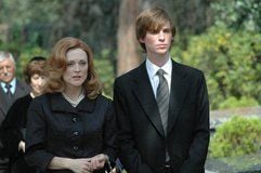 Barbara Baekeland (Julianne Moore) mit ihrem Sohn Antony (Eddie Redmayne) in einer Szene des Films «Wilde Unschuld». (Foto: dpa)