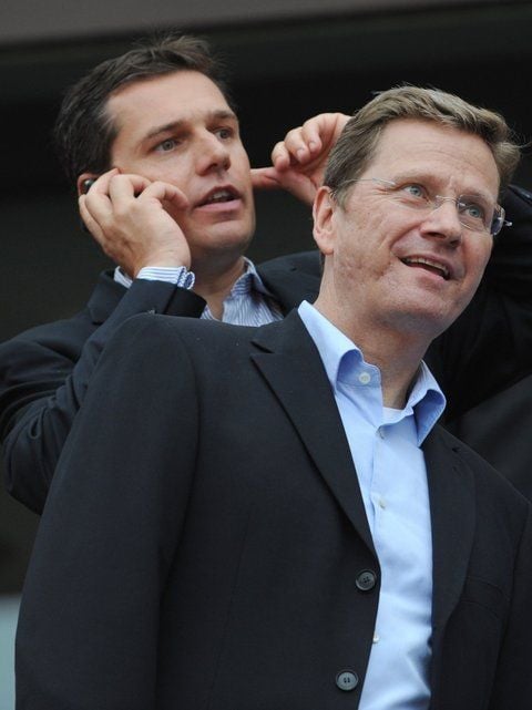 Schirmherr der «Gay Games» ist Bundesaußenminister Guido Westerwelle (r), der mit seinem Lebensgefährten Michael Mronz an der Eröffnungsfeier teil nahm. (FOTO: DPA)