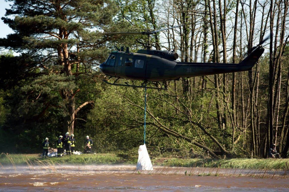 Der Deichbruch an der Schwarzen Elster zwischen Arnsnesta und Premsendorf stellte die Einsatzkräfte vor eine beachtliche Herausforderung. Große Bundeswehrhubschrauber erwiesen sich als Helfer ungeeignet. Erst eine Bell UH-1D konnte Sandsäcke bringen.