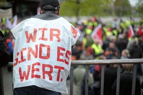 Telekom-Mitarbeiter demonstrieren in Düsseldorf. (ARCHIVFOTO: DPA)