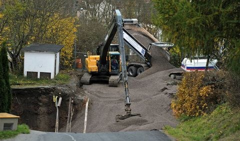 Die ersten Ladungen Kies werden am Donnerstag in Schmalkalden in den riesigen Erdtrichter eingebracht. (FOTO: DPA)