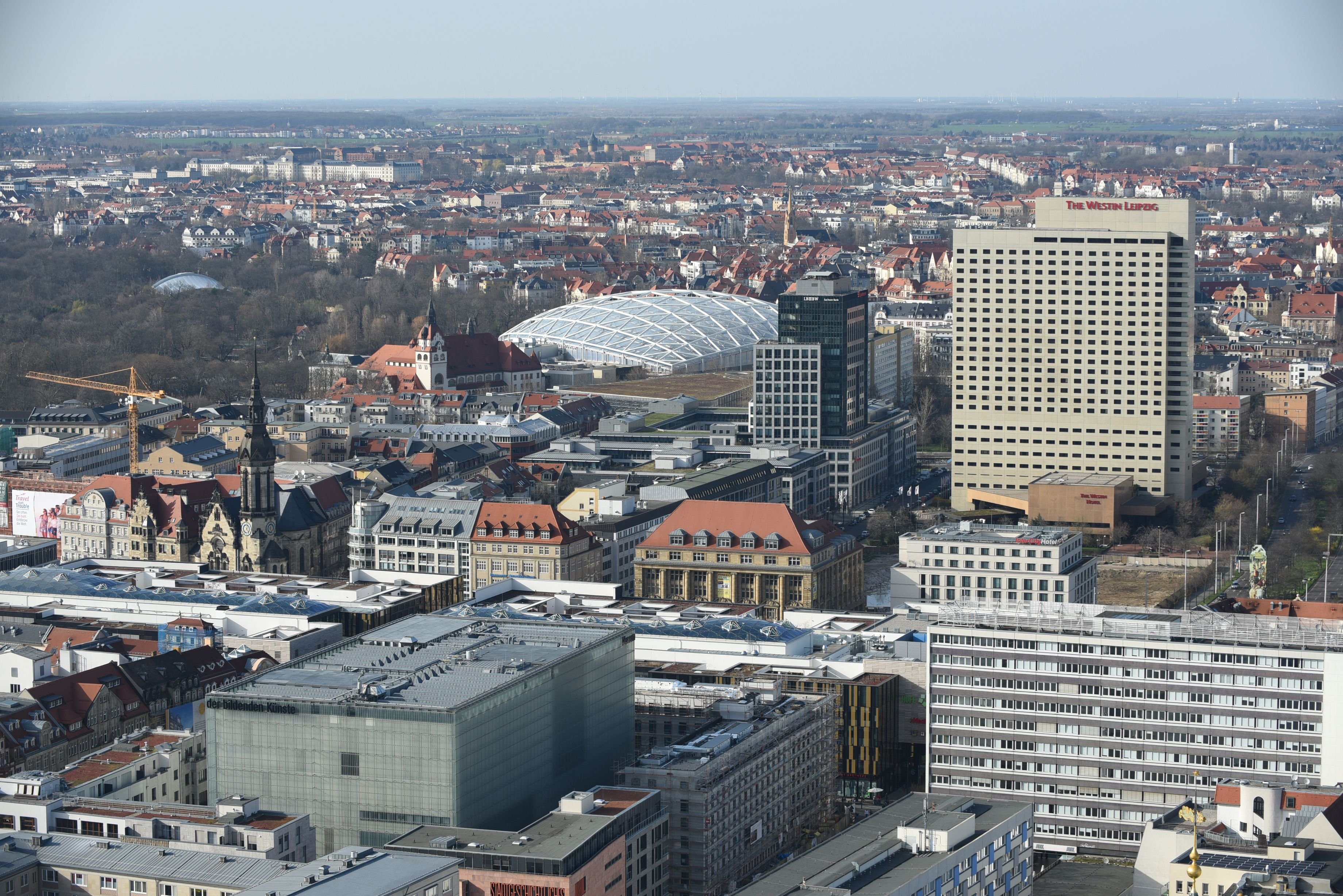 Blick von der Aussichtsplattform des 140 Meter hohen City-Hochhauses auf die Leipziger Innenstadt. Vorn das Museum der Bildenden KŸnste, dahinter die Kuppel vom Gondwanaland (Zoo) und das Hotel The Westin