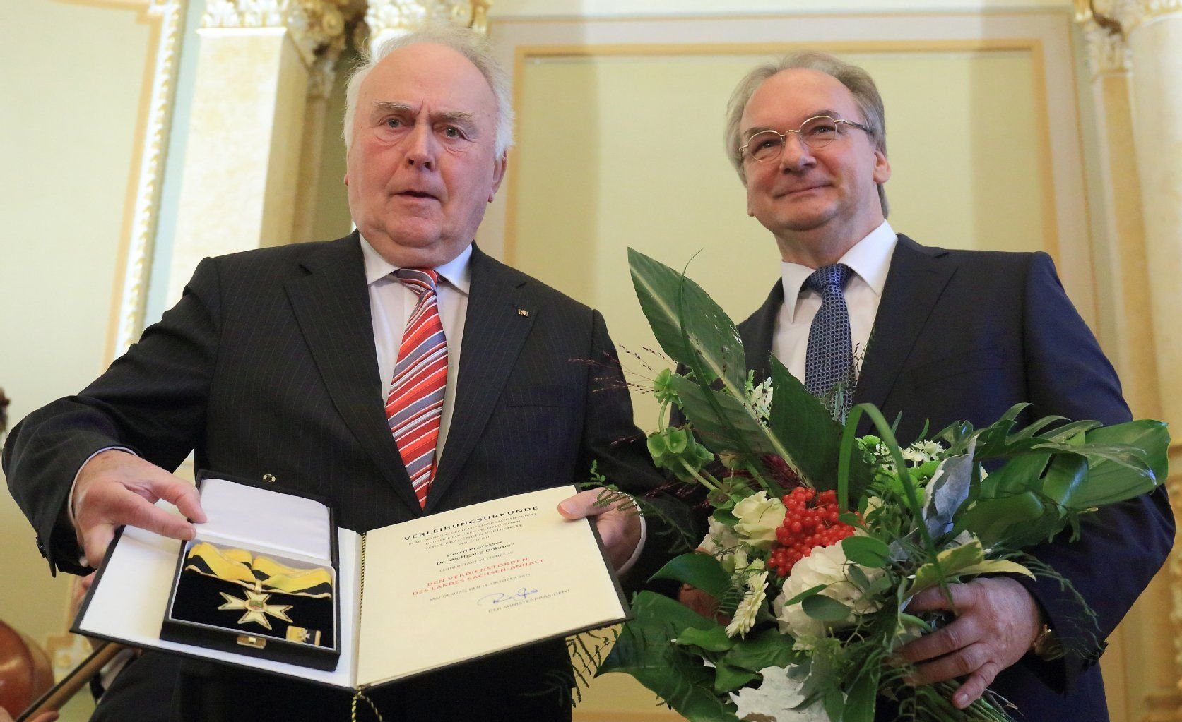 Der frühere Ministerpräsident Sachsen-Anhalts, Wolfgang Böhmer (CDU, l) hat am 14.10.2015 in der Staatskanzlei in Magdeburg (Sachsen-Anhalt) den Verdienstorden des Landes von Ministerpräsident Reiner Haseloff (CDU) entgegengenommen.