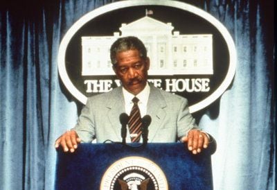 Morgan Freeman (71) will seine Rolle nicht unter dem Rassenaspekt sehen: «Ich spiele nicht den ersten schwarzen Präsidenten. Ich spiele einen Präsidenten, der zufällig schwarz ist.» (Foto: dpa)