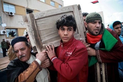 Einwohner tragen den Sarg eines bei den Protesten gegen Gaddafi getöteten Mannes durch die Straßen von Bengasi. (FOTO: DPA)