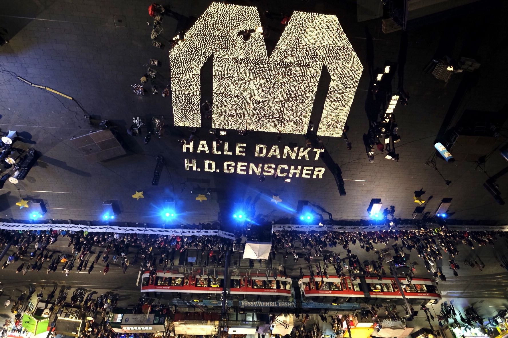 „Halle dankt Genscher“ - das Lichterfest in diesem Jahr stand im Zeichen des in diesem Jahr verstorbenen FDP-Politikers.