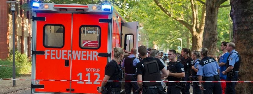 Ein Mann wurde am Donnerstagabend vor dem Landesamt für Gesundheit und Soziales in Berlin-Moabit niedergestochen.