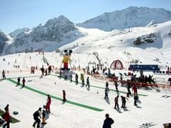Skifahren lernen mit Micky Maus - Neustift im Stubaital hat eine spezielle Einrichtung dazu in 2620 Metern Höhe. (Foto: dpa)