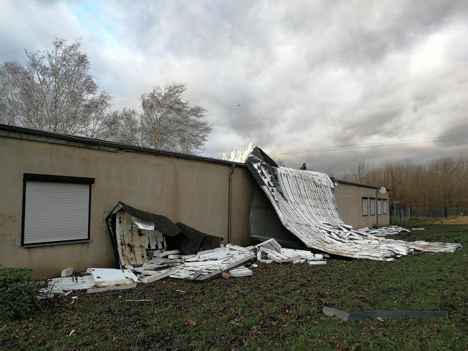 Das Dach des Sportlerheims in Könnern wurde abgedeckt.
