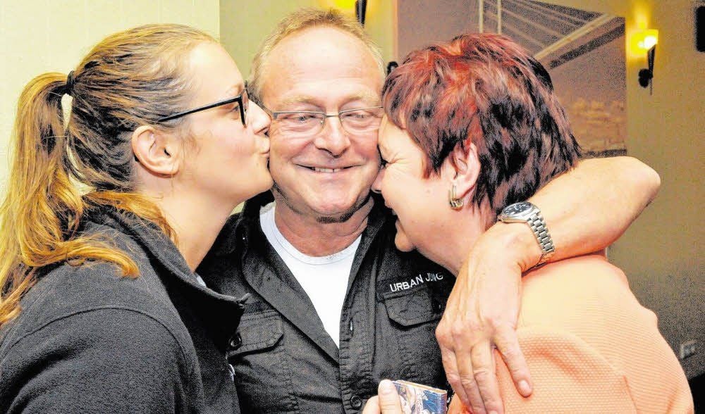 So glücklich sehen Sieger aus: Reinhard Schinke hat die Bürgermeisterwahl in Alsleben deutlich gewonnen. Er ist jetzt für weitere sieben Jahre im Amt. Mit ihm freuen sich seine Frau Dorlies und Tochter Sarah.