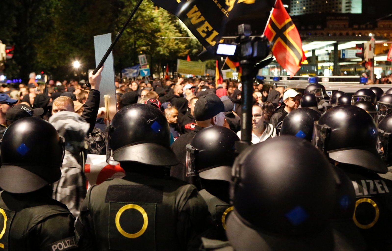 Legida-Demonstration am Leipziger Willi-Brandt-Platz am 14. September 2015.