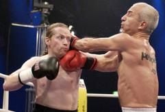 In der ersten Paarung beim RTL Promi-Boxen 2002 am Samstag (26.10.2002) in Koeln zwischen Joey Kelly (r) und Ralf Richter, gewinnt Kelly nach Punkten.)